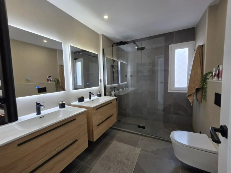 Newly renovated duplex apartment with stunning sea and mountain views in Nueva Andalucía.
