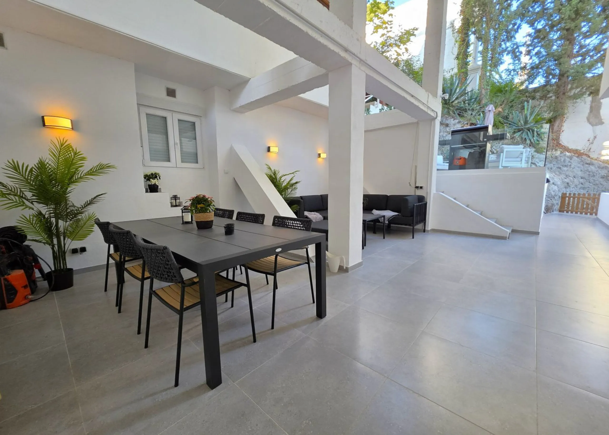 Newly renovated duplex apartment with stunning sea and mountain views in Nueva Andalucía.
