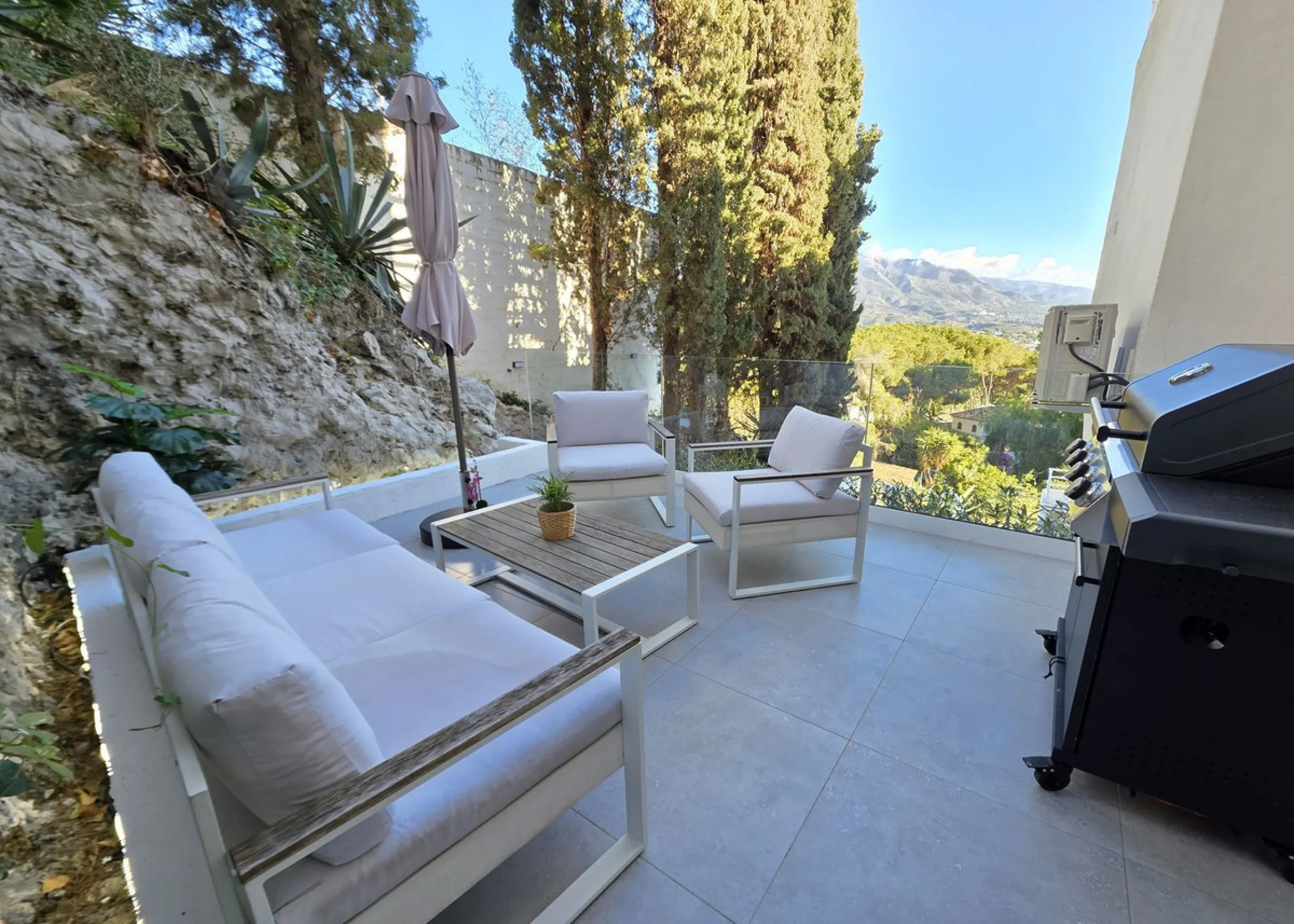 Newly renovated duplex apartment with stunning sea and mountain views in Nueva Andalucía.