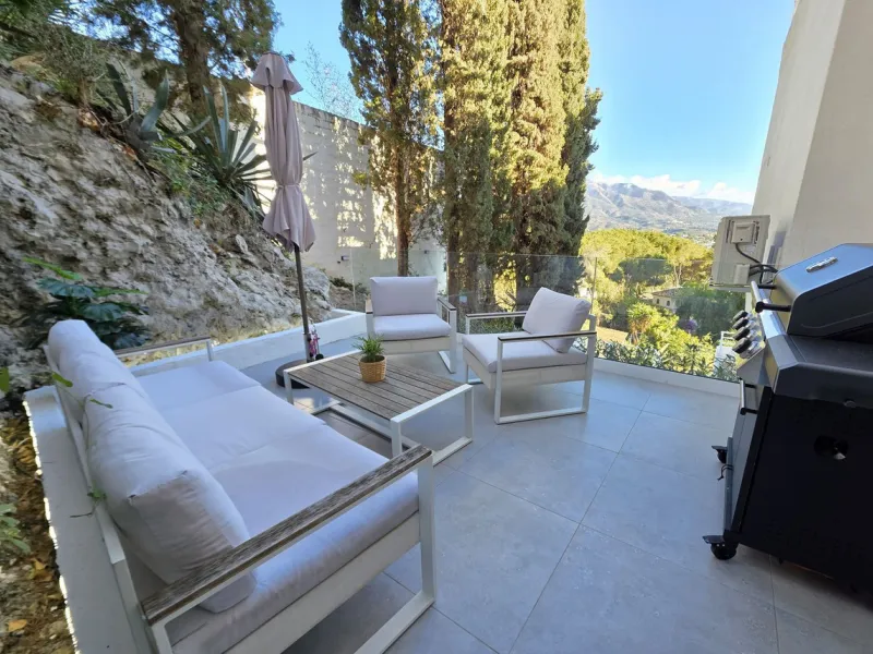 Newly renovated duplex apartment with stunning sea and mountain views in Nueva Andalucía.