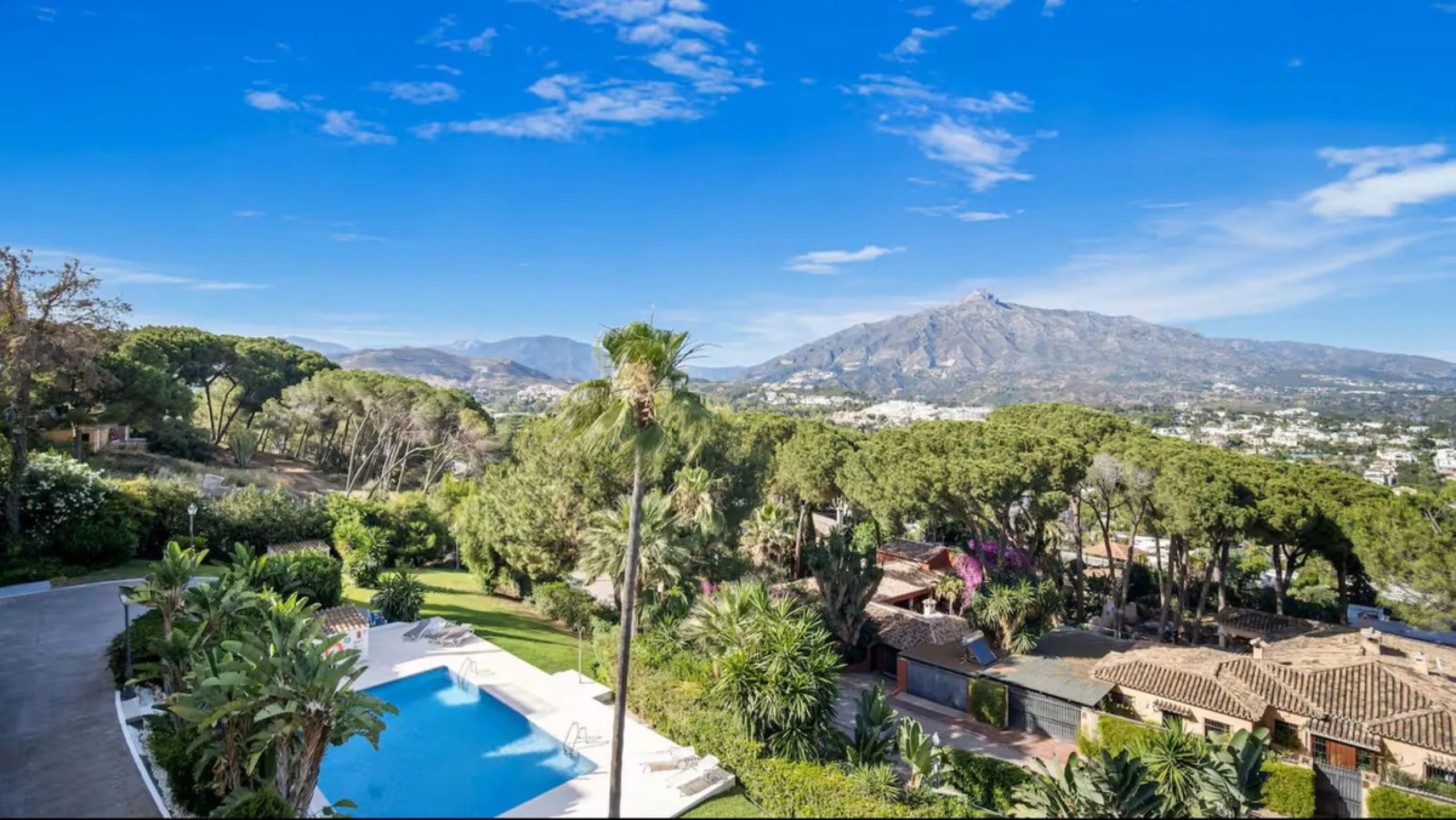 Newly renovated duplex apartment with stunning sea and mountain views in Nueva Andalucía.