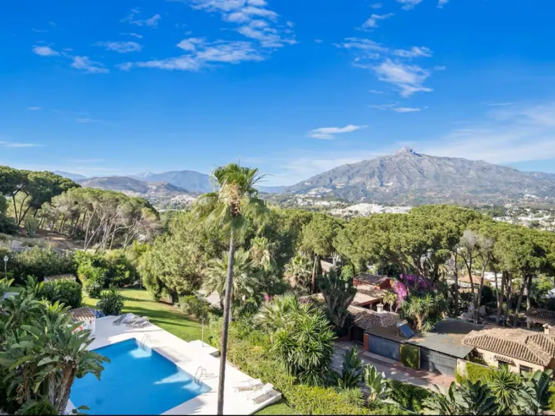 Newly renovated duplex apartment with stunning sea and mountain views in Nueva Andalucía.