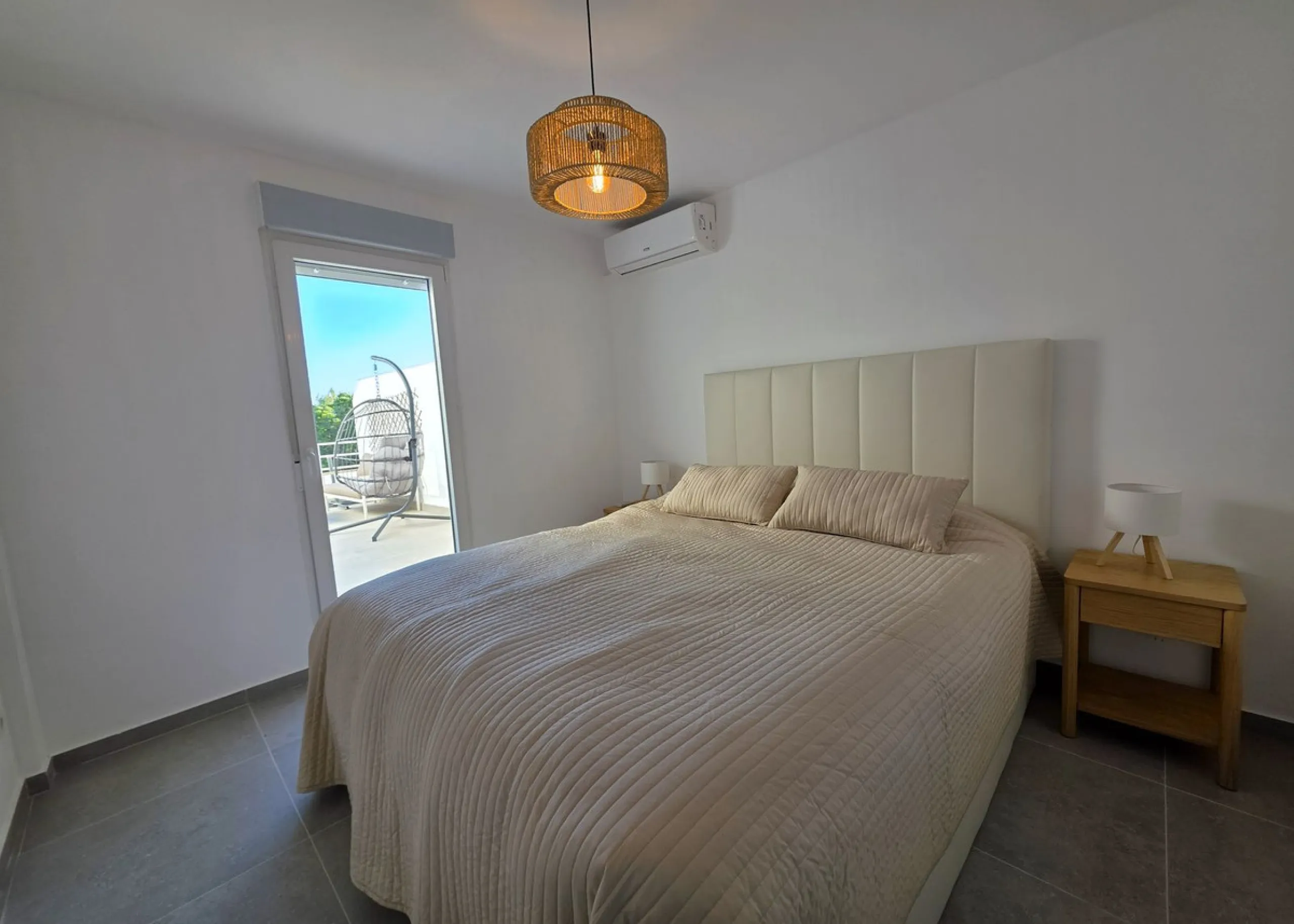 Newly renovated duplex apartment with stunning sea and mountain views in Nueva Andalucía.