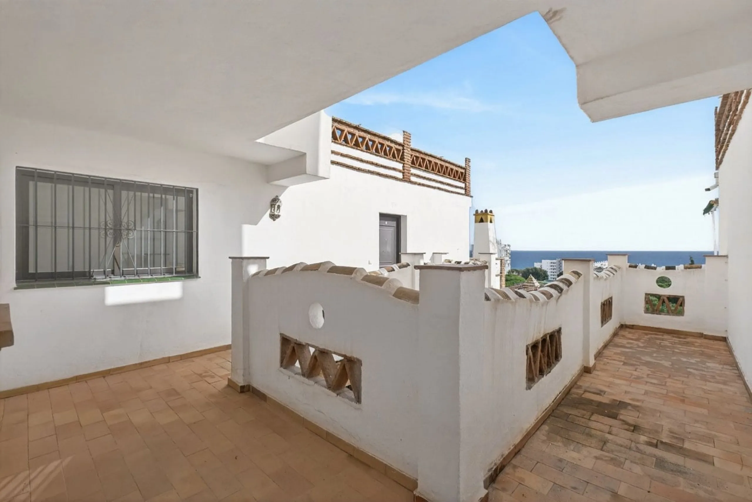 Welcome to this stunning 2-bedroom, 2-bathroom apartment in the heart of Calahonda! This prime example of modern living on the Costa del Sol offers a generous 93 sqm of living space, featuring two terraces with breathtaking views of the sea, garden, and c