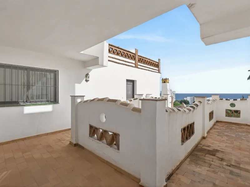 Welcome to this stunning 2-bedroom, 2-bathroom apartment in the heart of Calahonda! This prime example of modern living on the Costa del Sol offers a generous 93 sqm of living space, featuring two terraces with breathtaking views of the sea, garden, and c