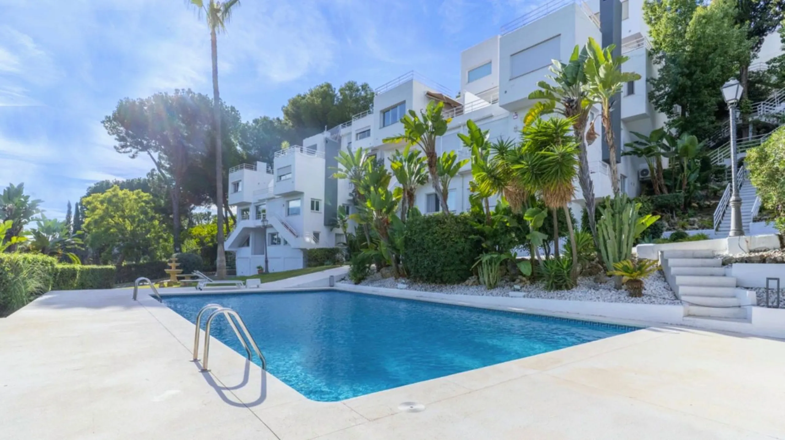 Newly renovated duplex apartment with stunning sea and mountain views in Nueva Andalucía.