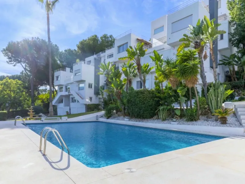 Newly renovated duplex apartment with stunning sea and mountain views in Nueva Andalucía.