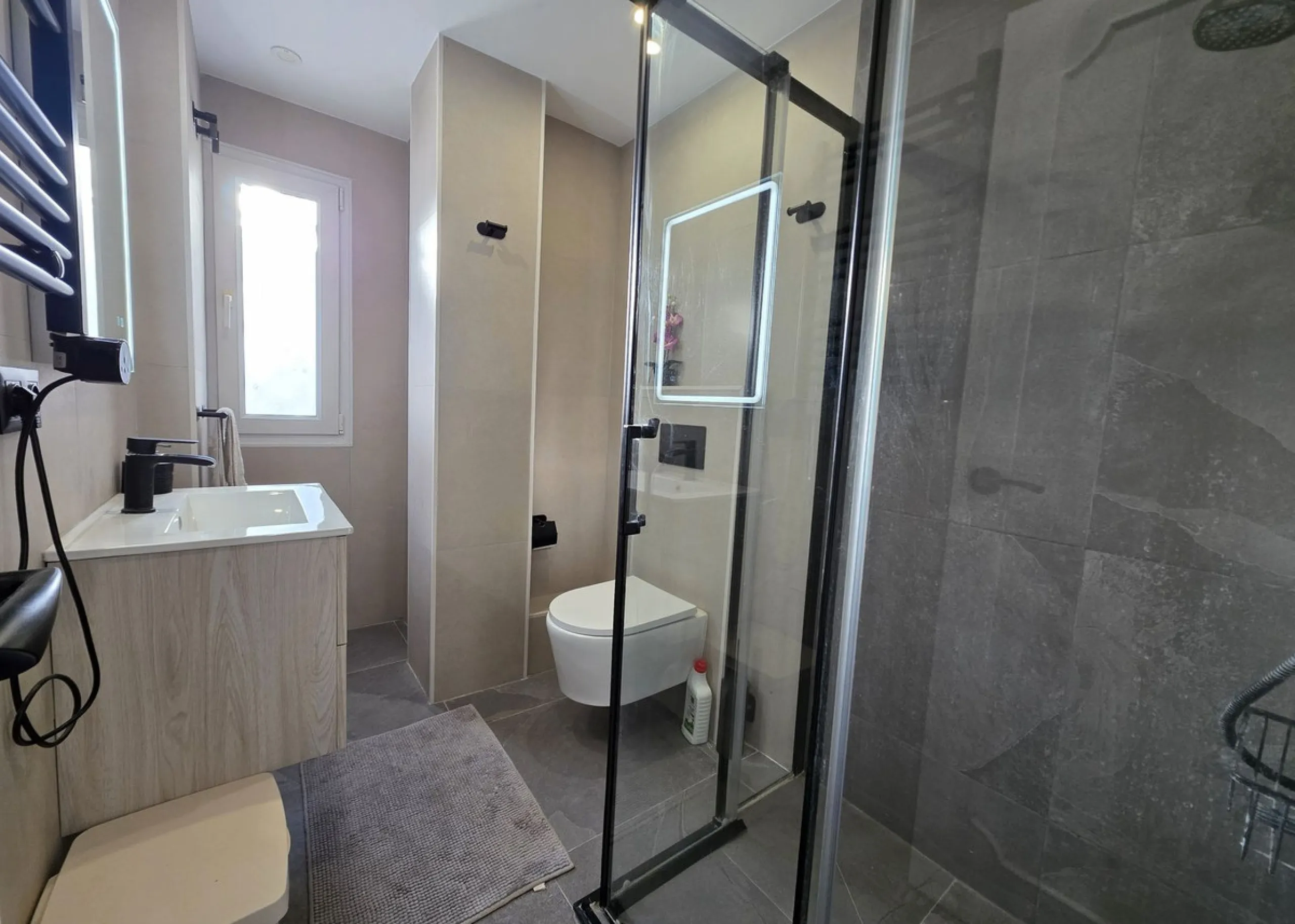 Newly renovated duplex apartment with stunning sea and mountain views in Nueva Andalucía.