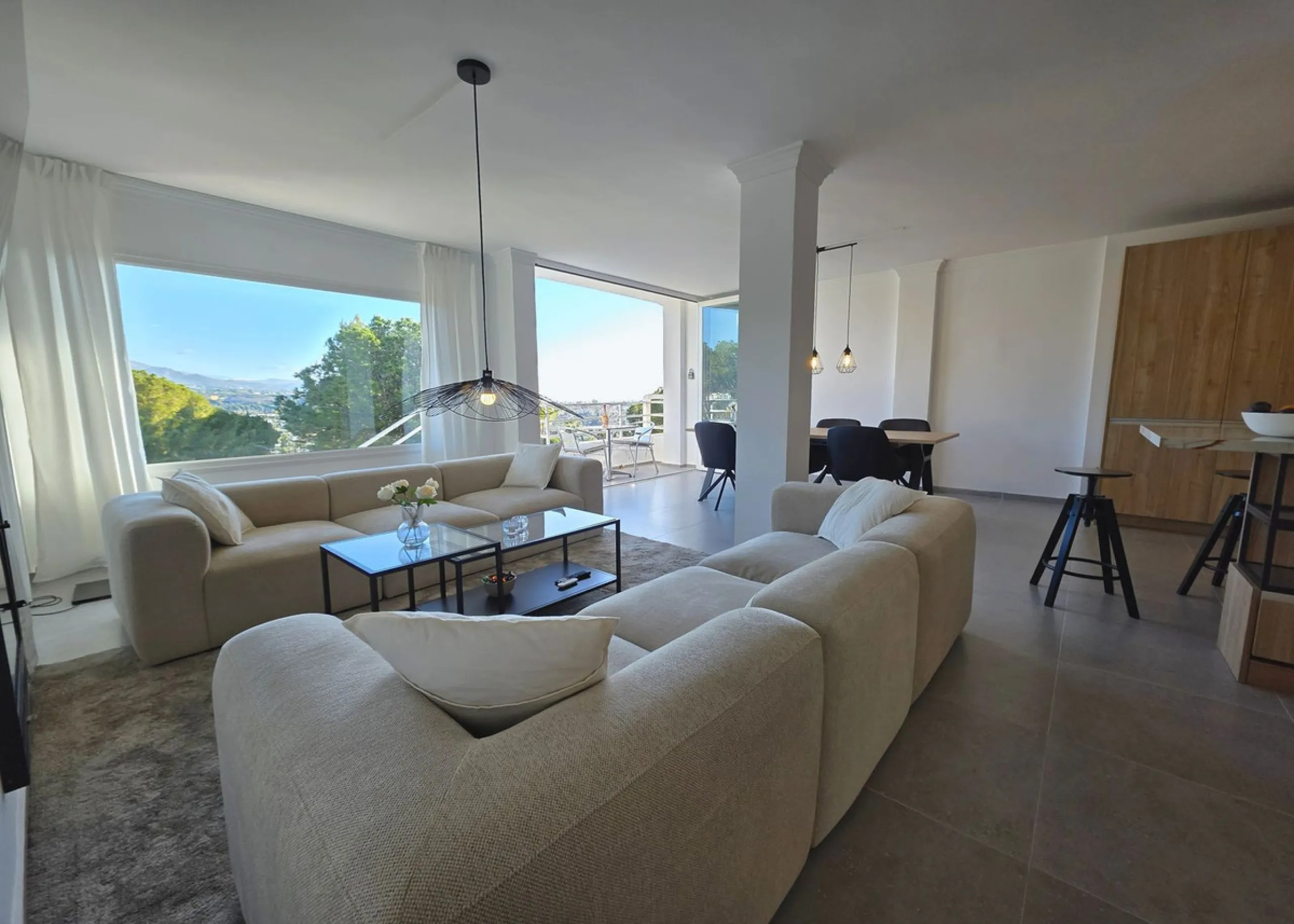 Newly renovated duplex apartment with stunning sea and mountain views in Nueva Andalucía.