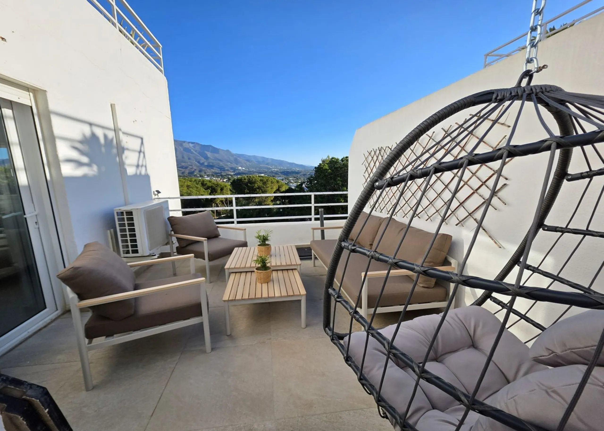 Newly renovated duplex apartment with stunning sea and mountain views in Nueva Andalucía.