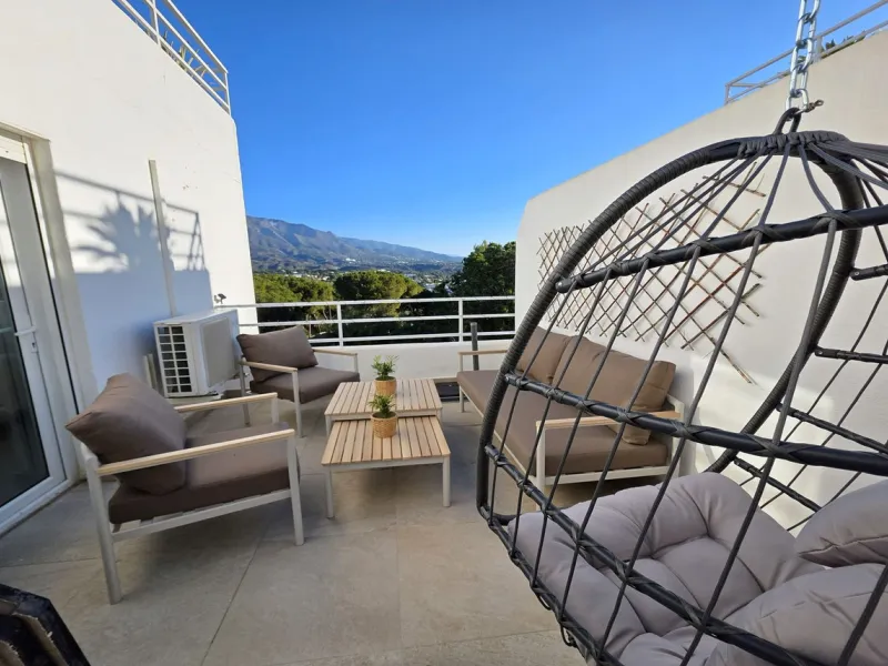 Newly renovated duplex apartment with stunning sea and mountain views in Nueva Andalucía.