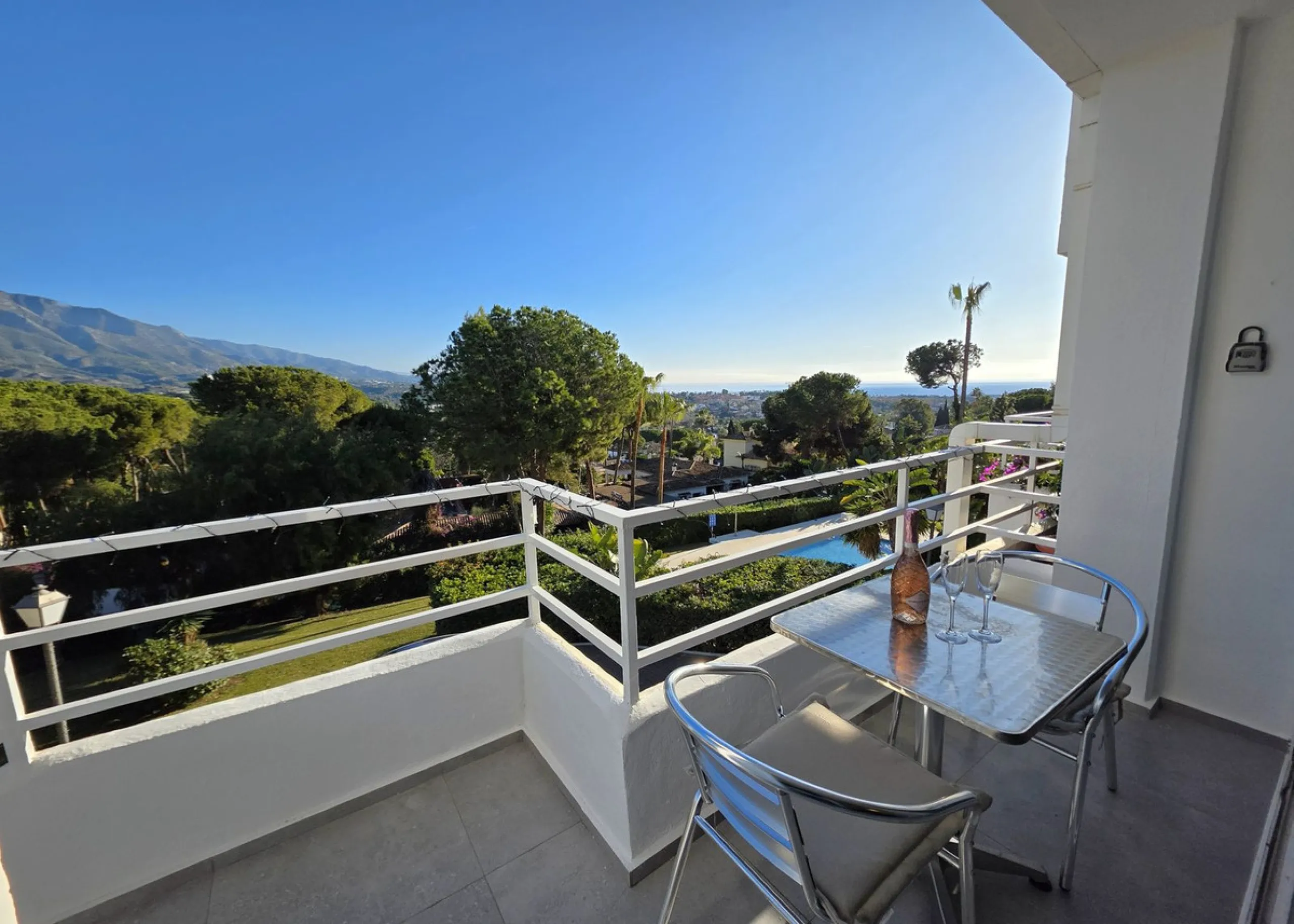 Newly renovated duplex apartment with stunning sea and mountain views in Nueva Andalucía.