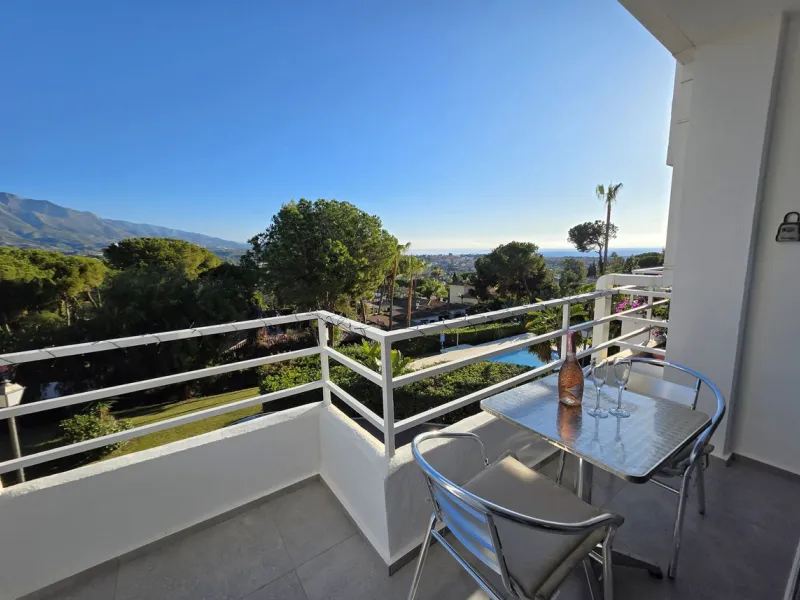 Newly renovated duplex apartment with stunning sea and mountain views in Nueva Andalucía.