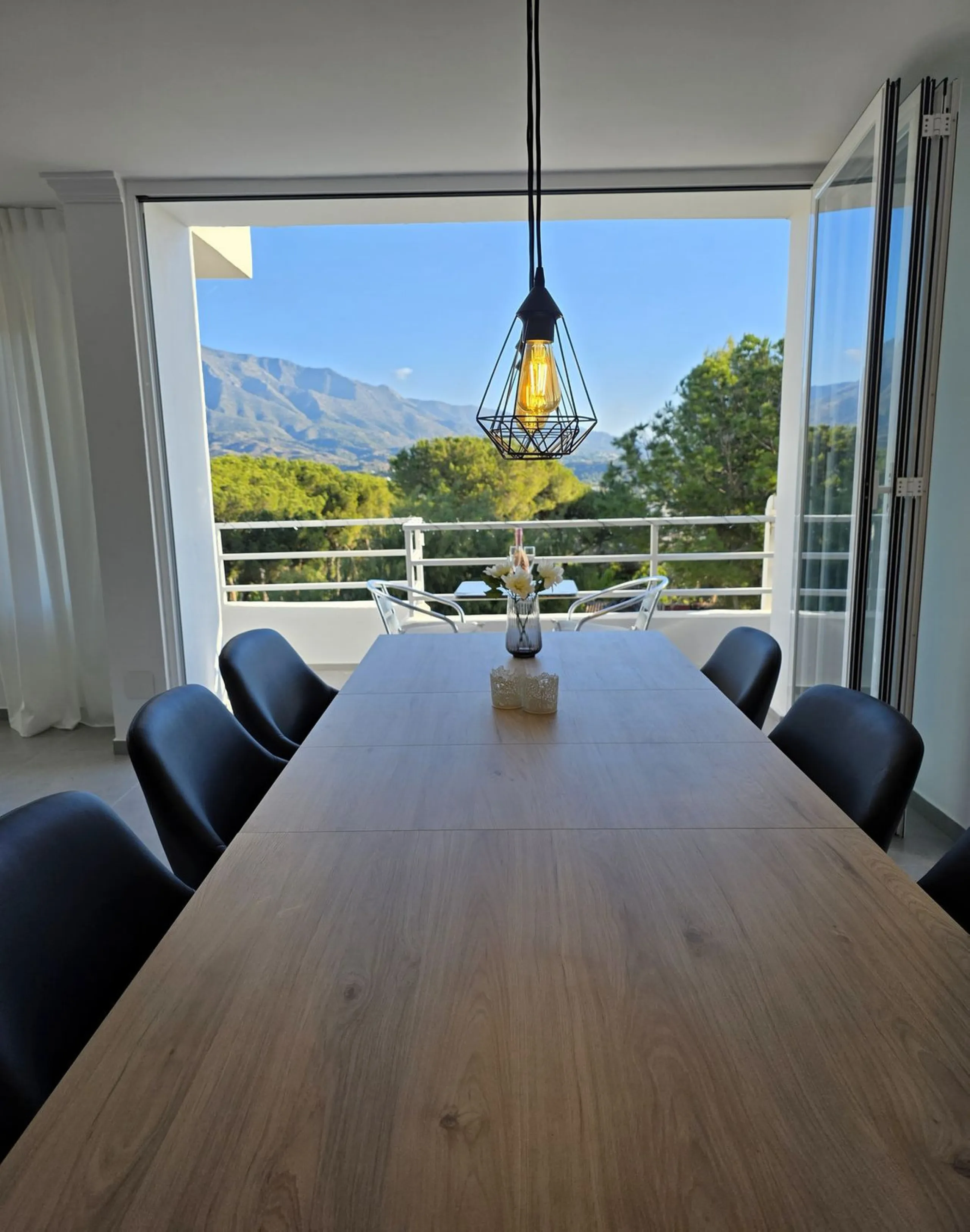 Newly renovated duplex apartment with stunning sea and mountain views in Nueva Andalucía.