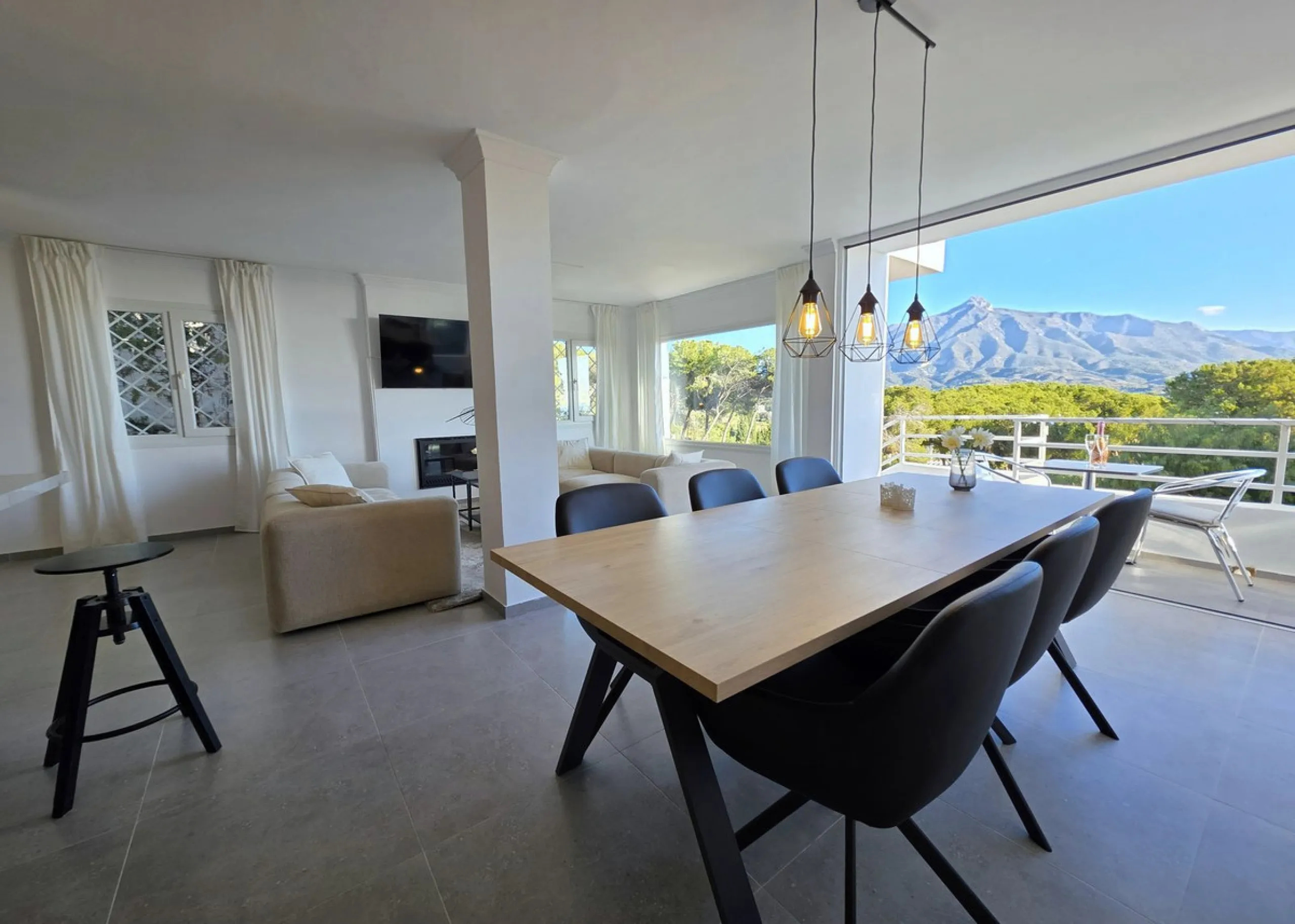Newly renovated duplex apartment with stunning sea and mountain views in Nueva Andalucía.