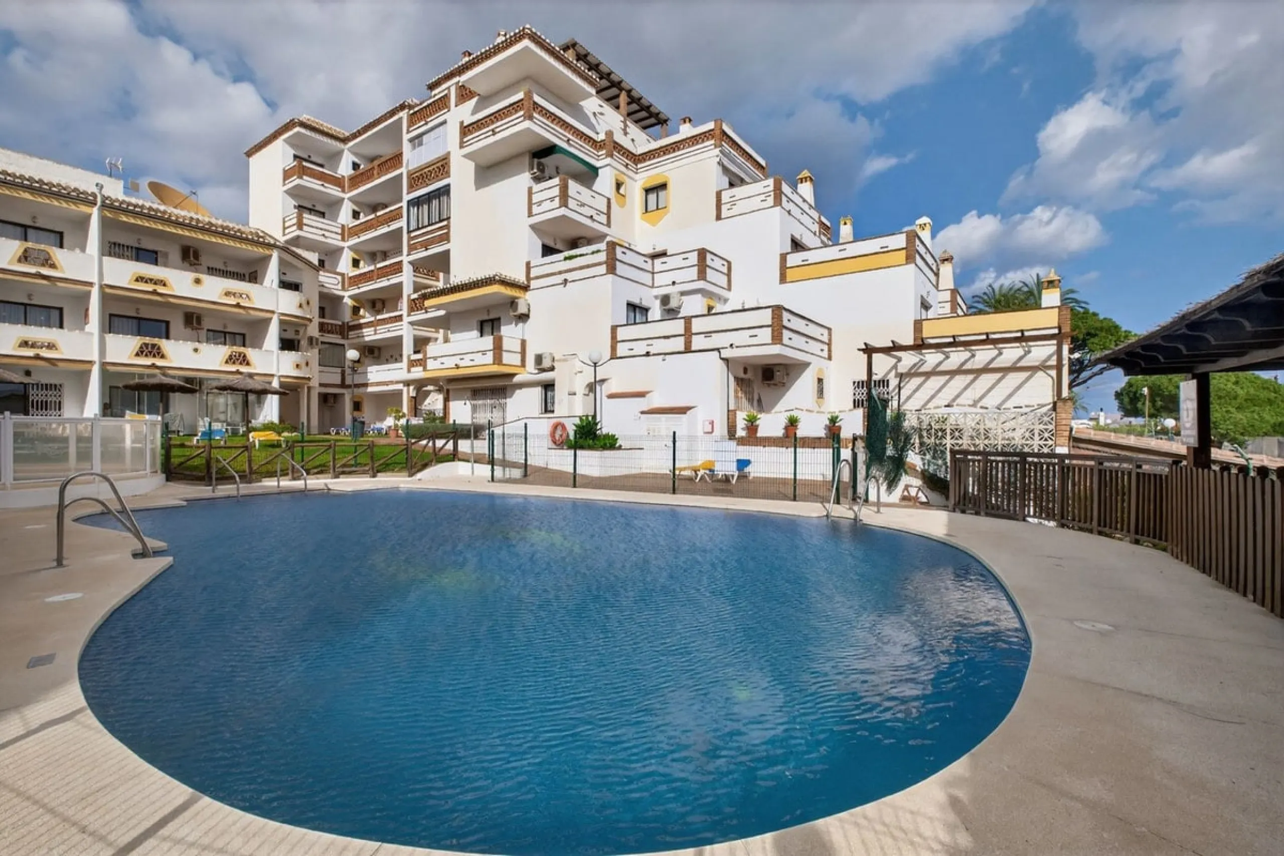 Welcome to this stunning 2-bedroom, 2-bathroom apartment in the heart of Calahonda! This prime example of modern living on the Costa del Sol offers a generous 93 sqm of living space, featuring two terraces with breathtaking views of the sea, garden, and c