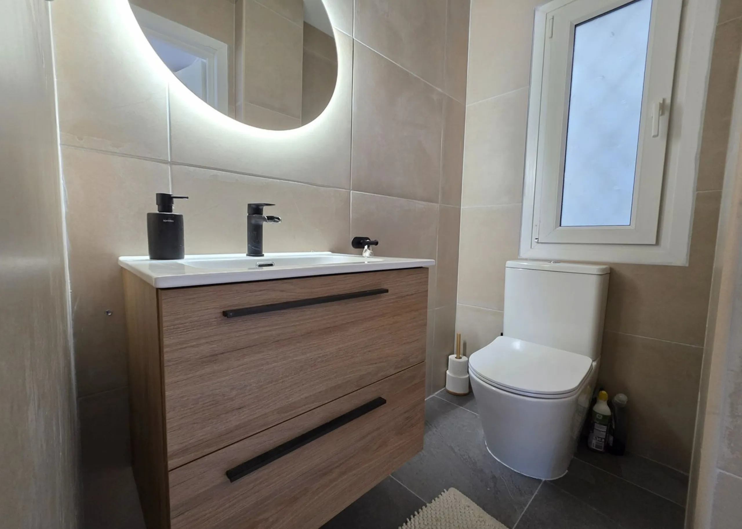 Newly renovated duplex apartment with stunning sea and mountain views in Nueva Andalucía.