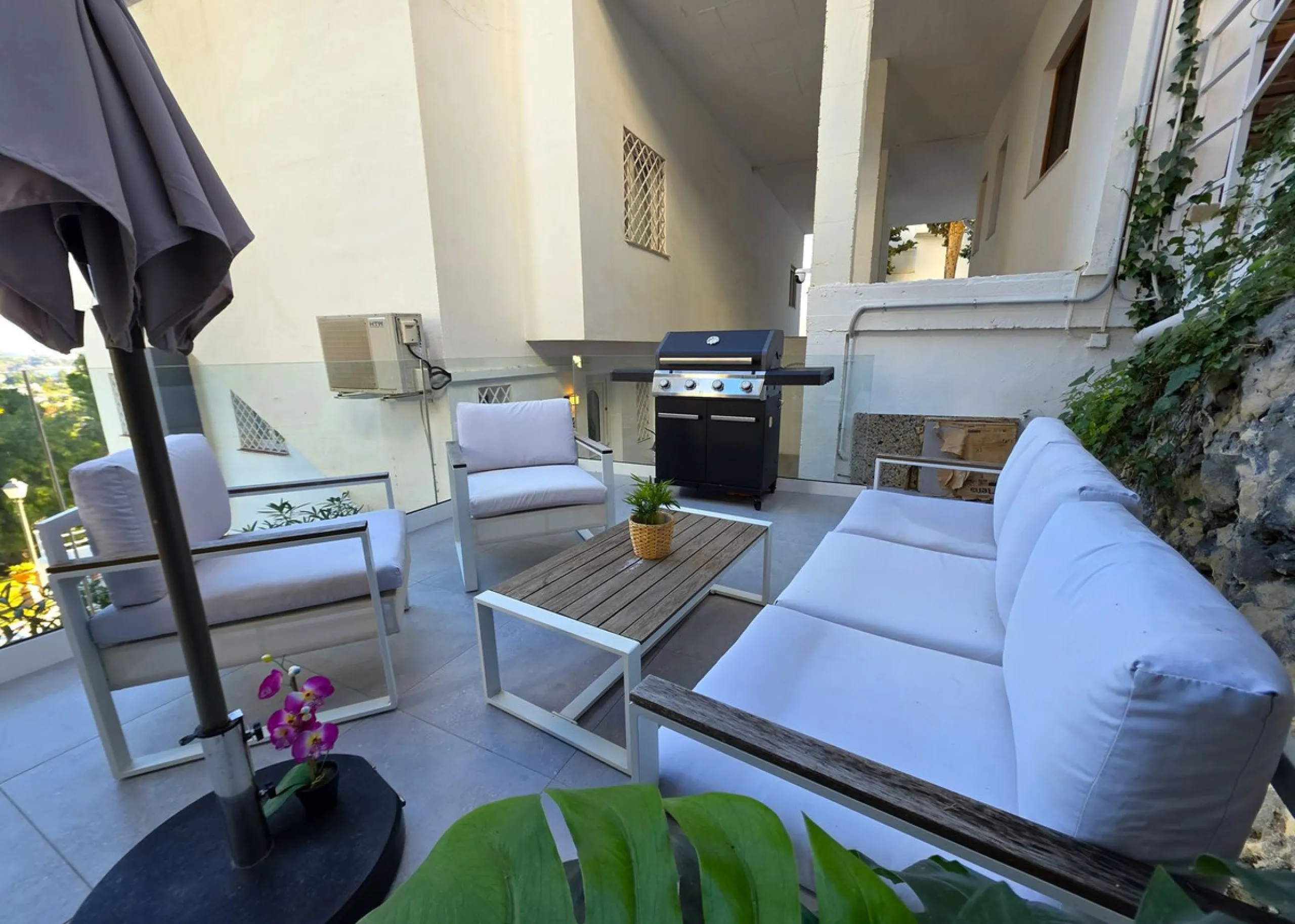 Newly renovated duplex apartment with stunning sea and mountain views in Nueva Andalucía.
