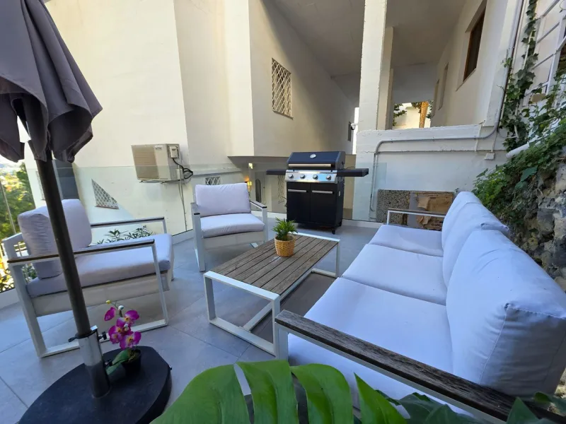 Newly renovated duplex apartment with stunning sea and mountain views in Nueva Andalucía.