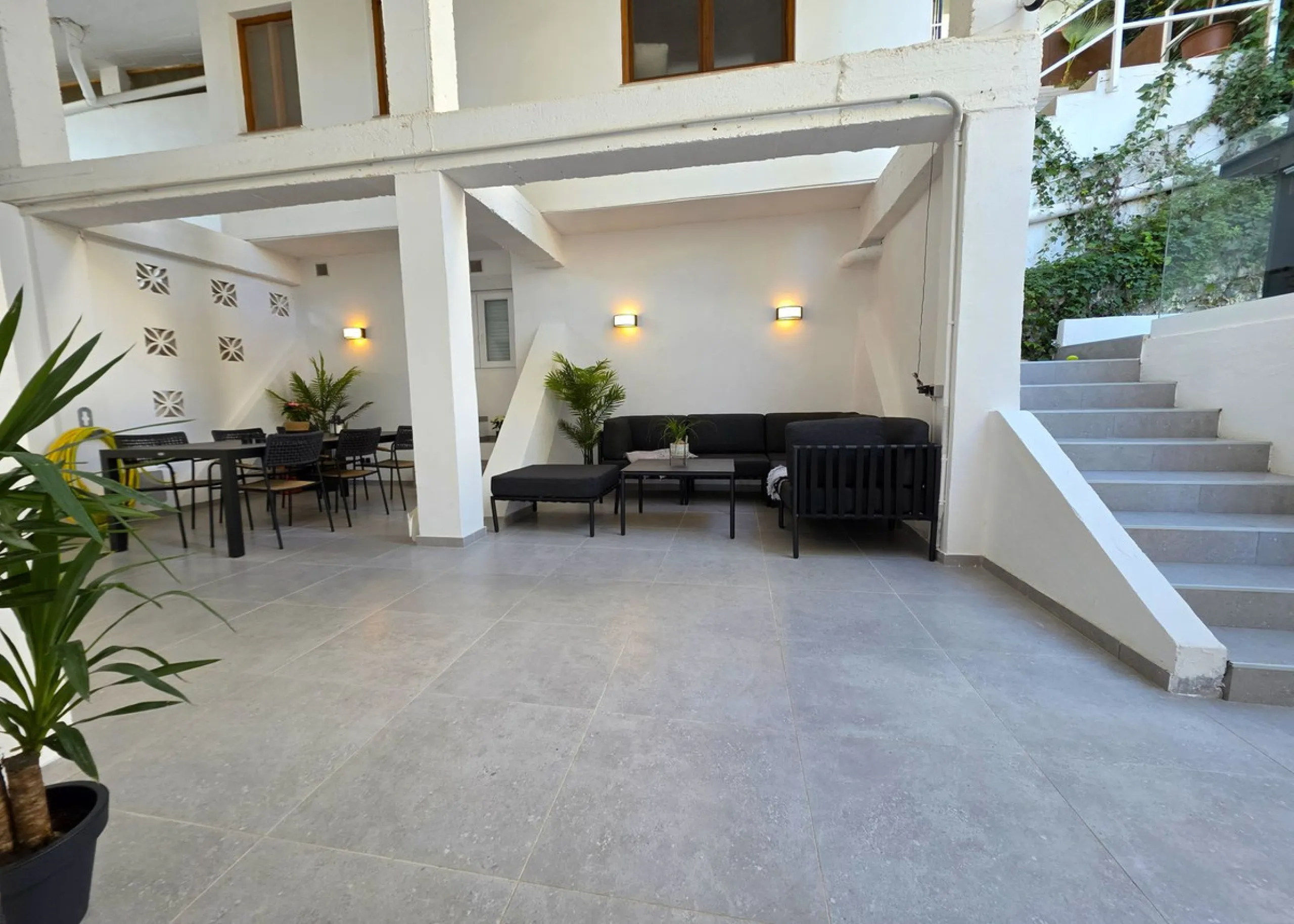 Newly renovated duplex apartment with stunning sea and mountain views in Nueva Andalucía.