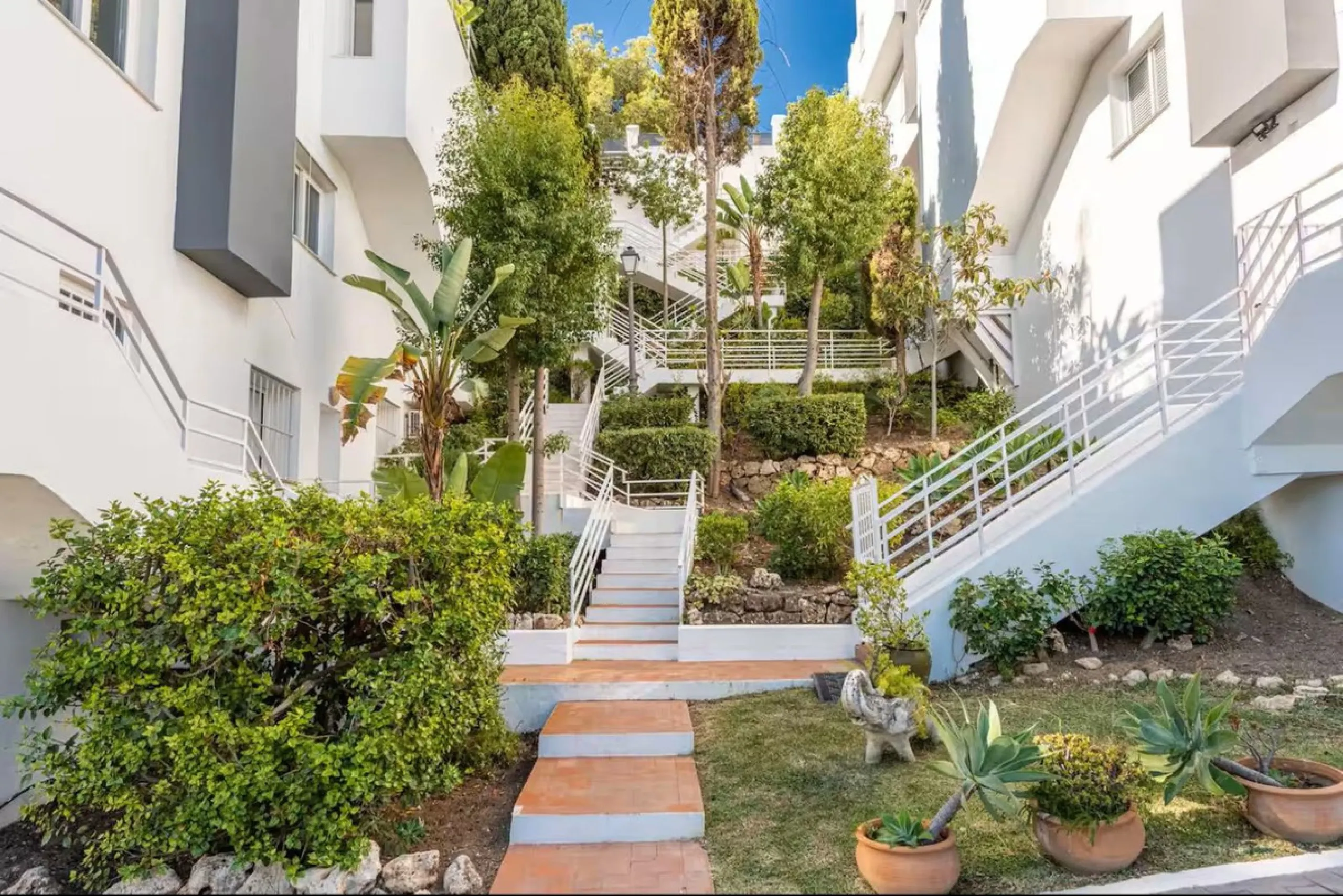 Newly renovated duplex apartment with stunning sea and mountain views in Nueva Andalucía.