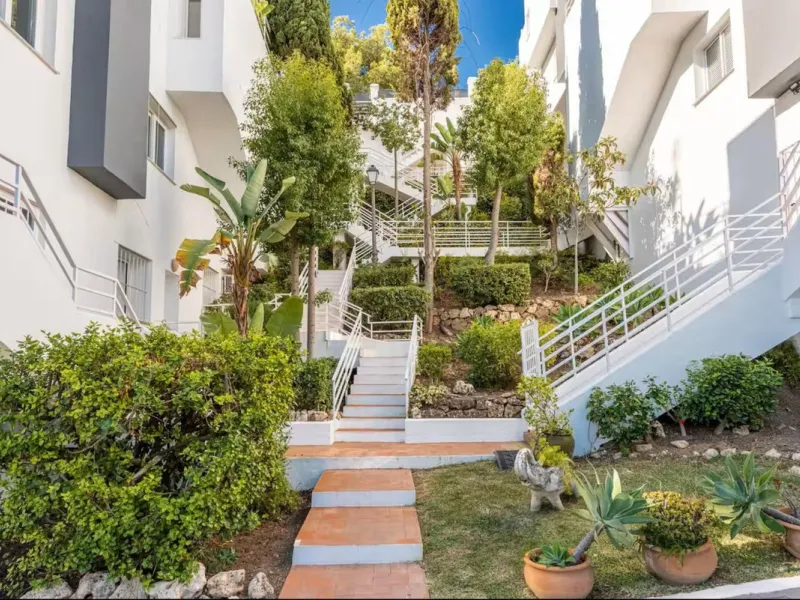 Newly renovated duplex apartment with stunning sea and mountain views in Nueva Andalucía.
