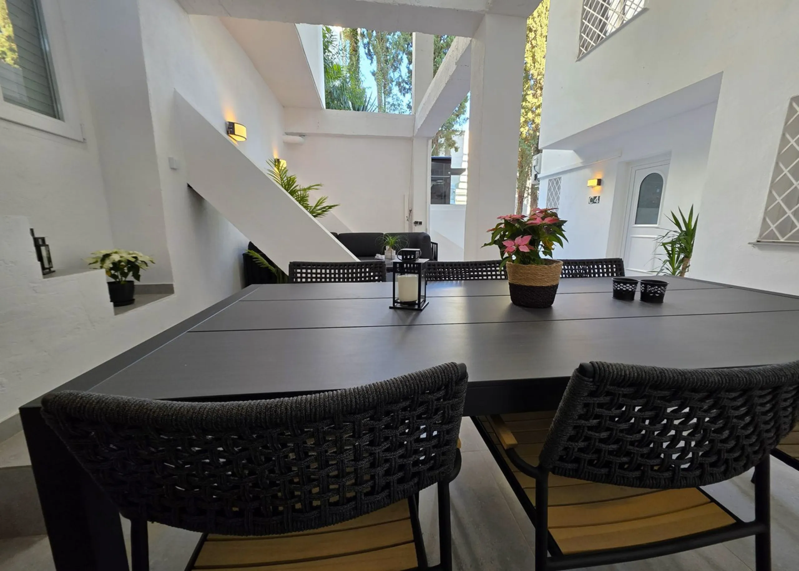 Newly renovated duplex apartment with stunning sea and mountain views in Nueva Andalucía.