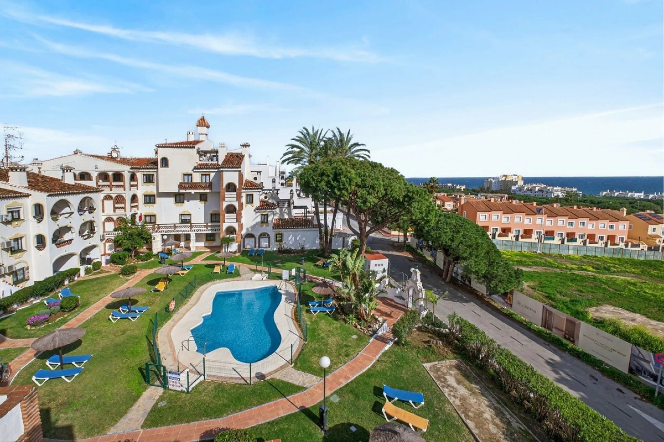 Welcome to this stunning 2-bedroom, 2-bathroom apartment in the heart of Calahonda! This prime example of modern living on the Costa del Sol offers a generous 93 sqm of living space, featuring two terraces with breathtaking views of the sea, garden, and c