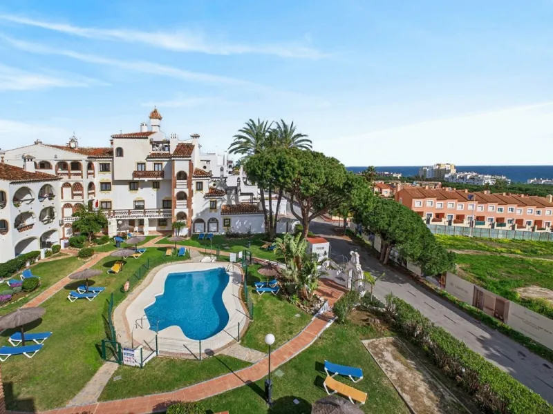 Welcome to this stunning 2-bedroom, 2-bathroom apartment in the heart of Calahonda! This prime example of modern living on the Costa del Sol offers a generous 93 sqm of living space, featuring two terraces with breathtaking views of the sea, garden, and c