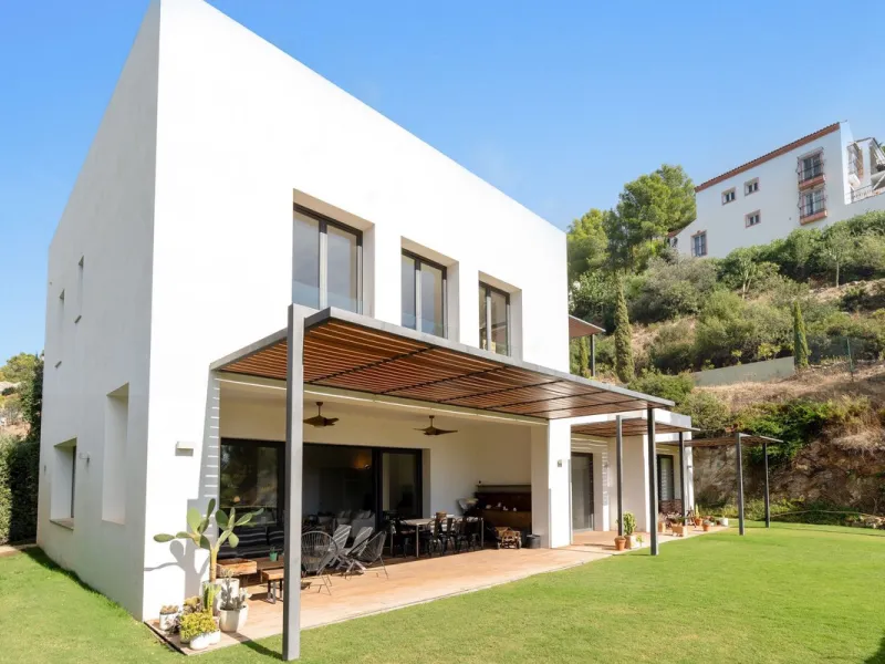 Modern Mediterranean villa in El Madroñal, a contemporary hillside retreat with breathtaking mountain and sea views.