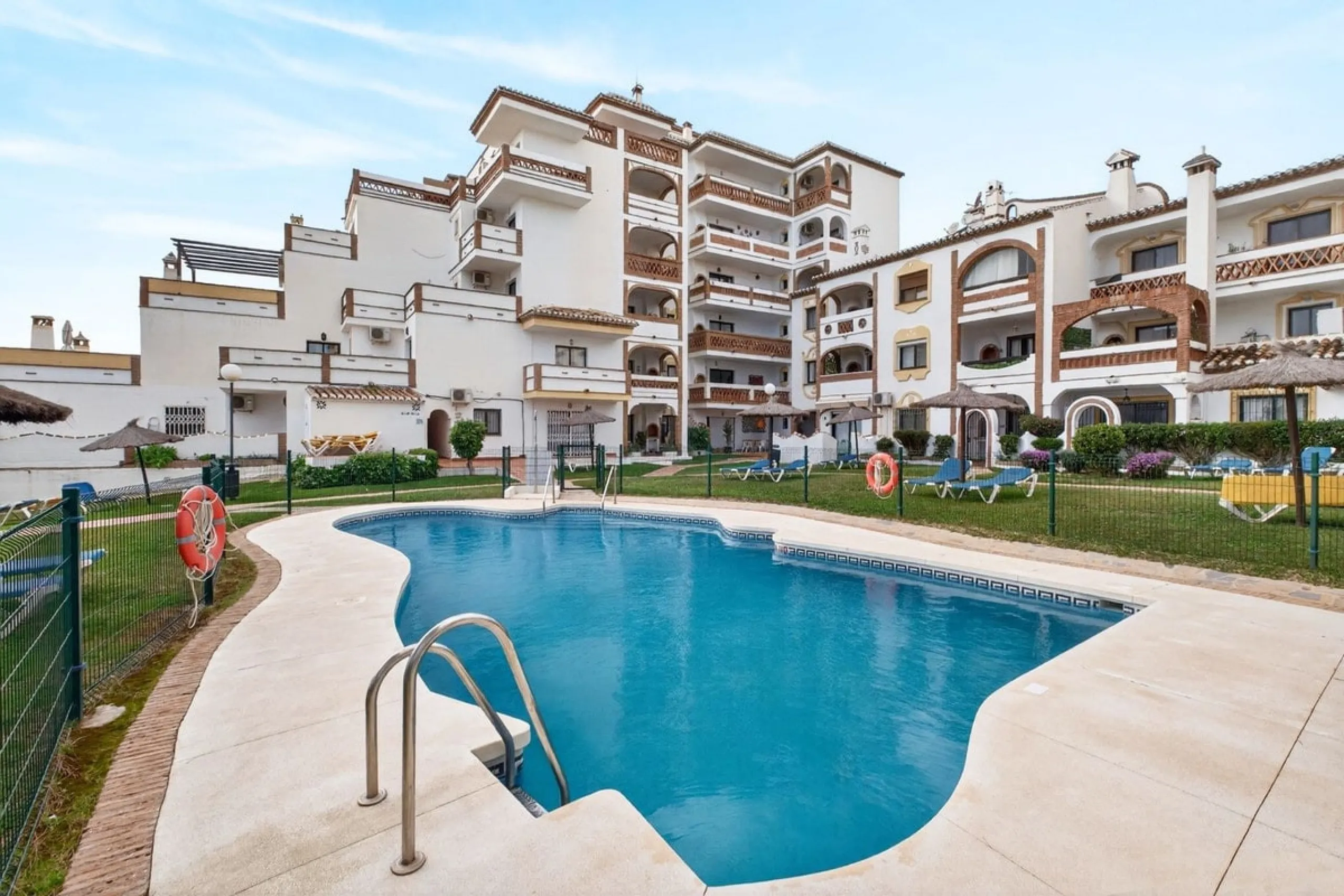 Welcome to this stunning 2-bedroom, 2-bathroom apartment in the heart of Calahonda! This prime example of modern living on the Costa del Sol offers a generous 93 sqm of living space, featuring two terraces with breathtaking views of the sea, garden, and c