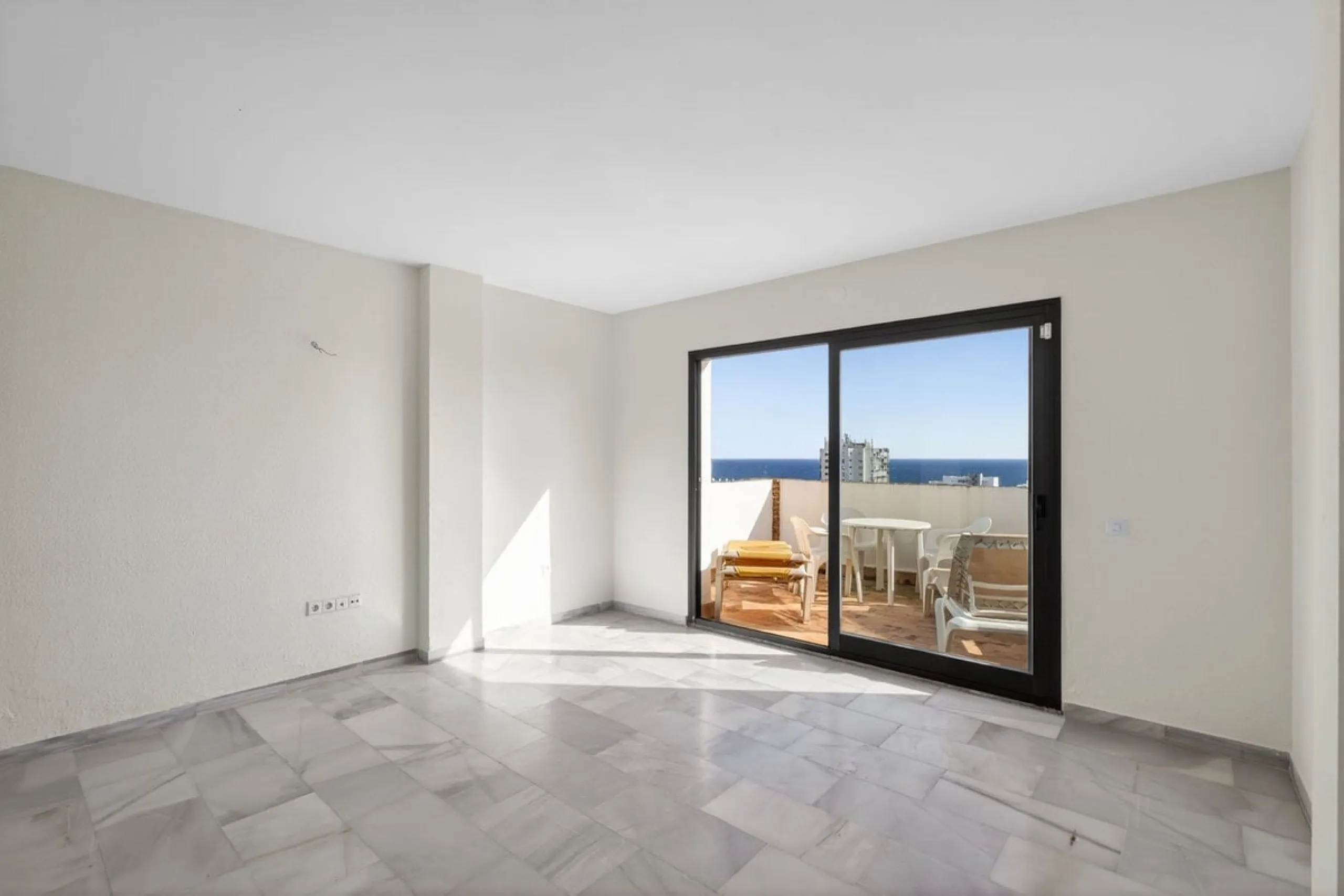 Welcome to this stunning 2-bedroom, 2-bathroom apartment in the heart of Calahonda! This prime example of modern living on the Costa del Sol offers a generous 93 sqm of living space, featuring two terraces with breathtaking views of the sea, garden, and c