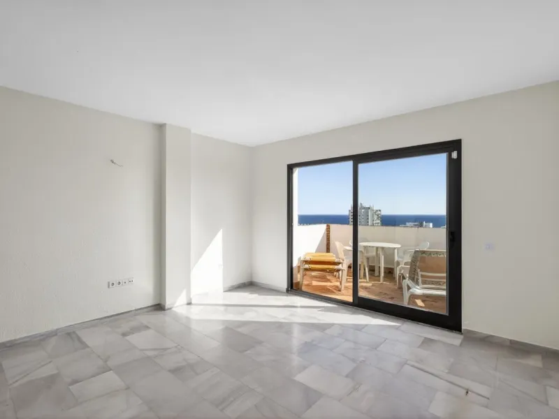 Welcome to this stunning 2-bedroom, 2-bathroom apartment in the heart of Calahonda! This prime example of modern living on the Costa del Sol offers a generous 93 sqm of living space, featuring two terraces with breathtaking views of the sea, garden, and c