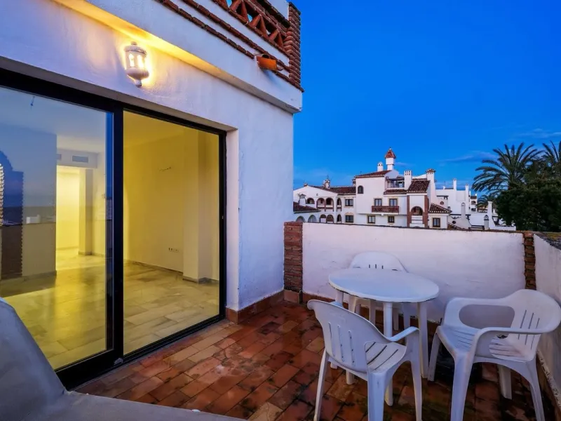 Welcome to this stunning 2-bedroom, 2-bathroom apartment in the heart of Calahonda! This prime example of modern living on the Costa del Sol offers a generous 93 sqm of living space, featuring two terraces with breathtaking views of the sea, garden, and c