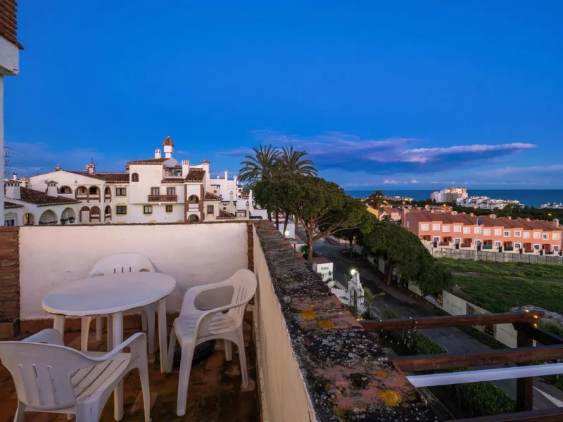 Welcome to this stunning 2-bedroom, 2-bathroom apartment in the heart of Calahonda! This prime example of modern living on the Costa del Sol offers a generous 93 sqm of living space, featuring two terraces with breathtaking views of the sea, garden, and c