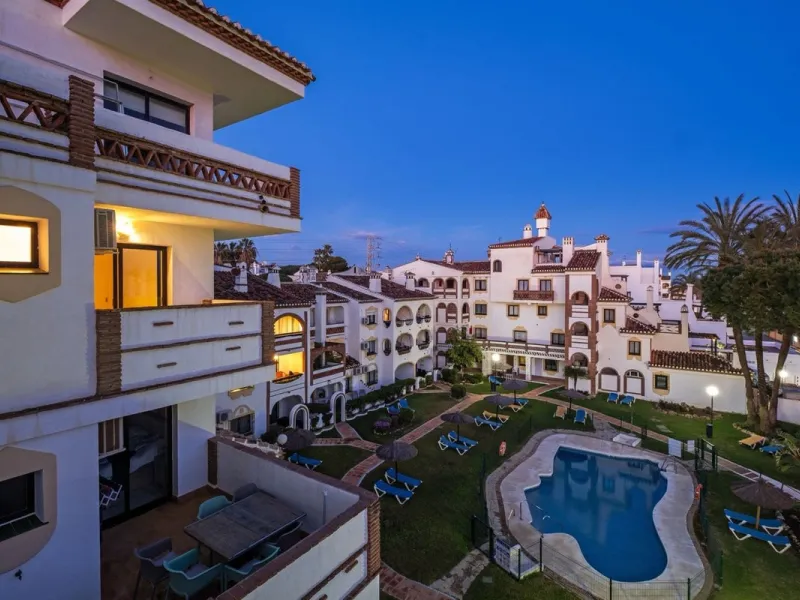 Welcome to this stunning 2-bedroom, 2-bathroom apartment in the heart of Calahonda! This prime example of modern living on the Costa del Sol offers a generous 93 sqm of living space, featuring two terraces with breathtaking views of the sea, garden, and c