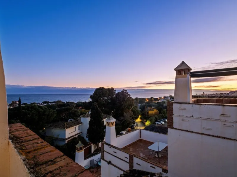 Welcome to this stunning 2-bedroom, 2-bathroom apartment in the heart of Calahonda! This prime example of modern living on the Costa del Sol offers a generous 93 sqm of living space, featuring two terraces with breathtaking views of the sea, garden, and c