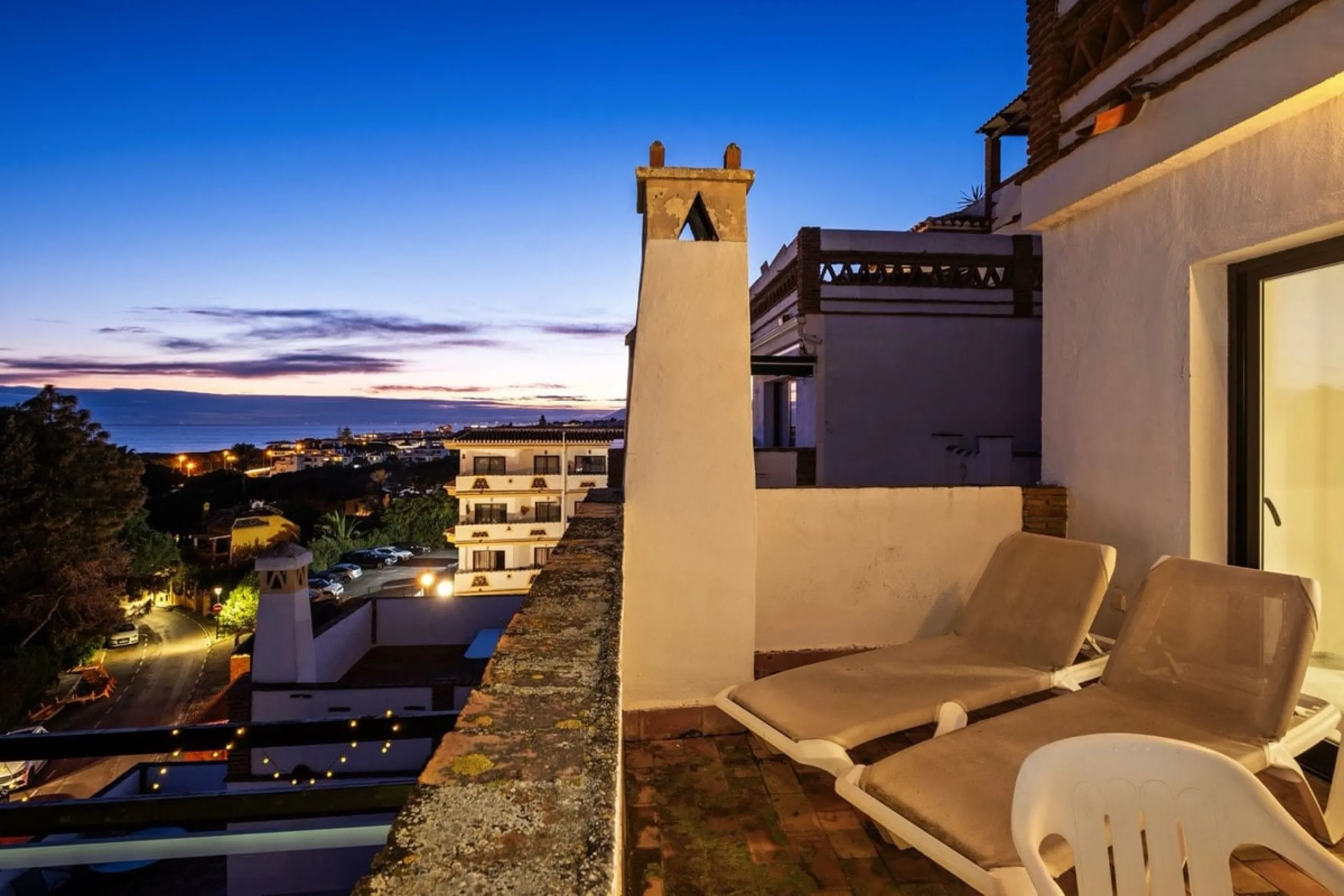 Welcome to this stunning 2-bedroom, 2-bathroom apartment in the heart of Calahonda! This prime example of modern living on the Costa del Sol offers a generous 93 sqm of living space, featuring two terraces with breathtaking views of the sea, garden, and c