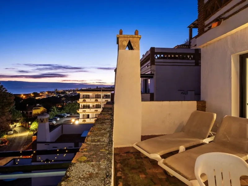 Welcome to this stunning 2-bedroom, 2-bathroom apartment in the heart of Calahonda! This prime example of modern living on the Costa del Sol offers a generous 93 sqm of living space, featuring two terraces with breathtaking views of the sea, garden, and c