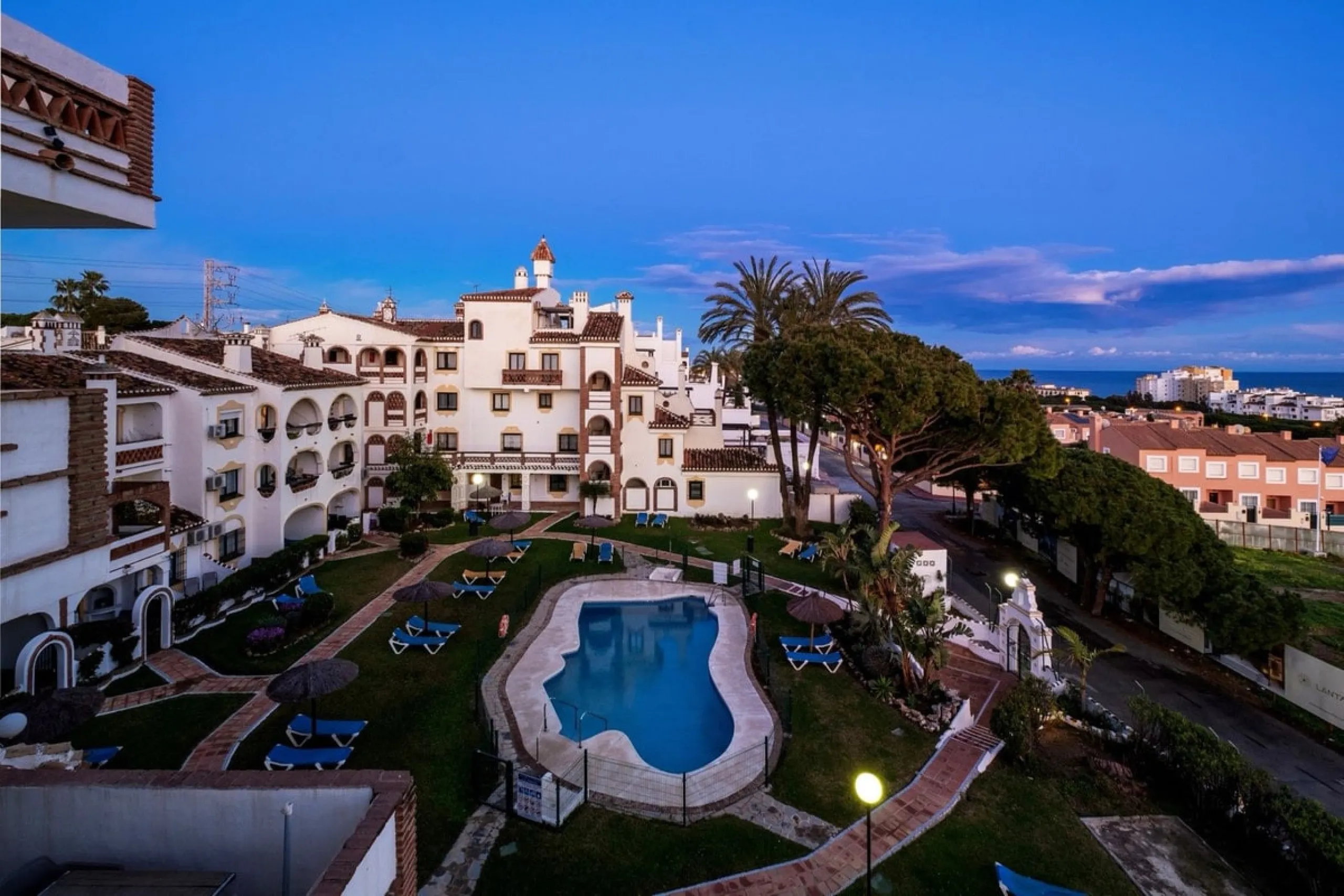 Welcome to this stunning 2-bedroom, 2-bathroom apartment in the heart of Calahonda! This prime example of modern living on the Costa del Sol offers a generous 93 sqm of living space, featuring two terraces with breathtaking views of the sea, garden, and c