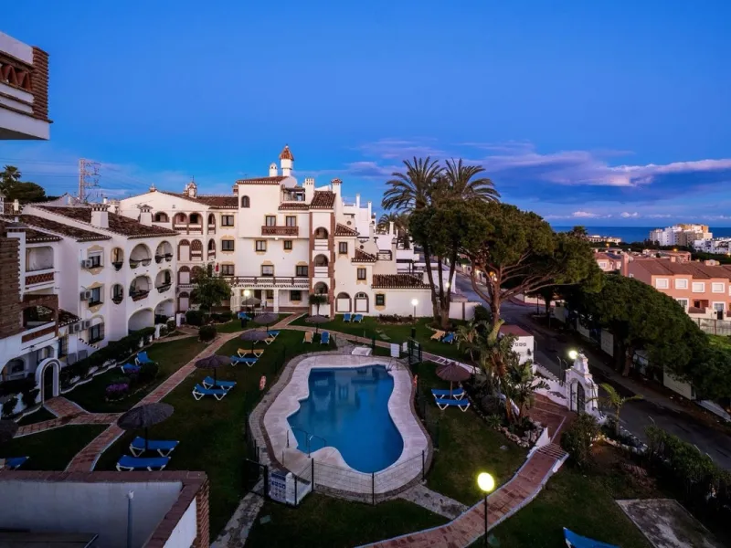 Welcome to this stunning 2-bedroom, 2-bathroom apartment in the heart of Calahonda! This prime example of modern living on the Costa del Sol offers a generous 93 sqm of living space, featuring two terraces with breathtaking views of the sea, garden, and c