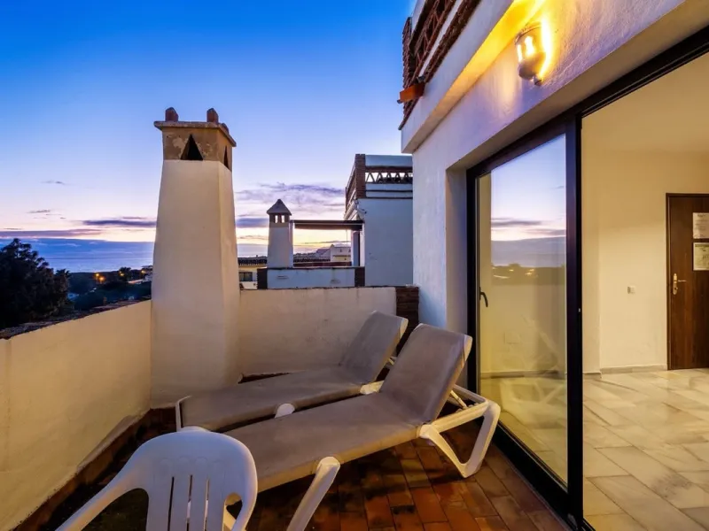 Welcome to this stunning 2-bedroom, 2-bathroom apartment in the heart of Calahonda! This prime example of modern living on the Costa del Sol offers a generous 93 sqm of living space, featuring two terraces with breathtaking views of the sea, garden, and c