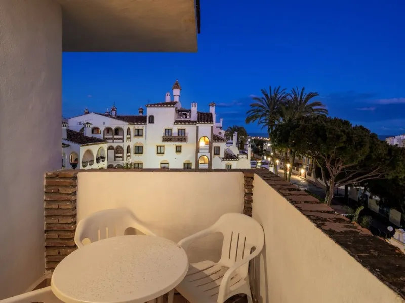 Welcome to this stunning 2-bedroom, 2-bathroom apartment in the heart of Calahonda! This prime example of modern living on the Costa del Sol offers a generous 93 sqm of living space, featuring two terraces with breathtaking views of the sea, garden, and c