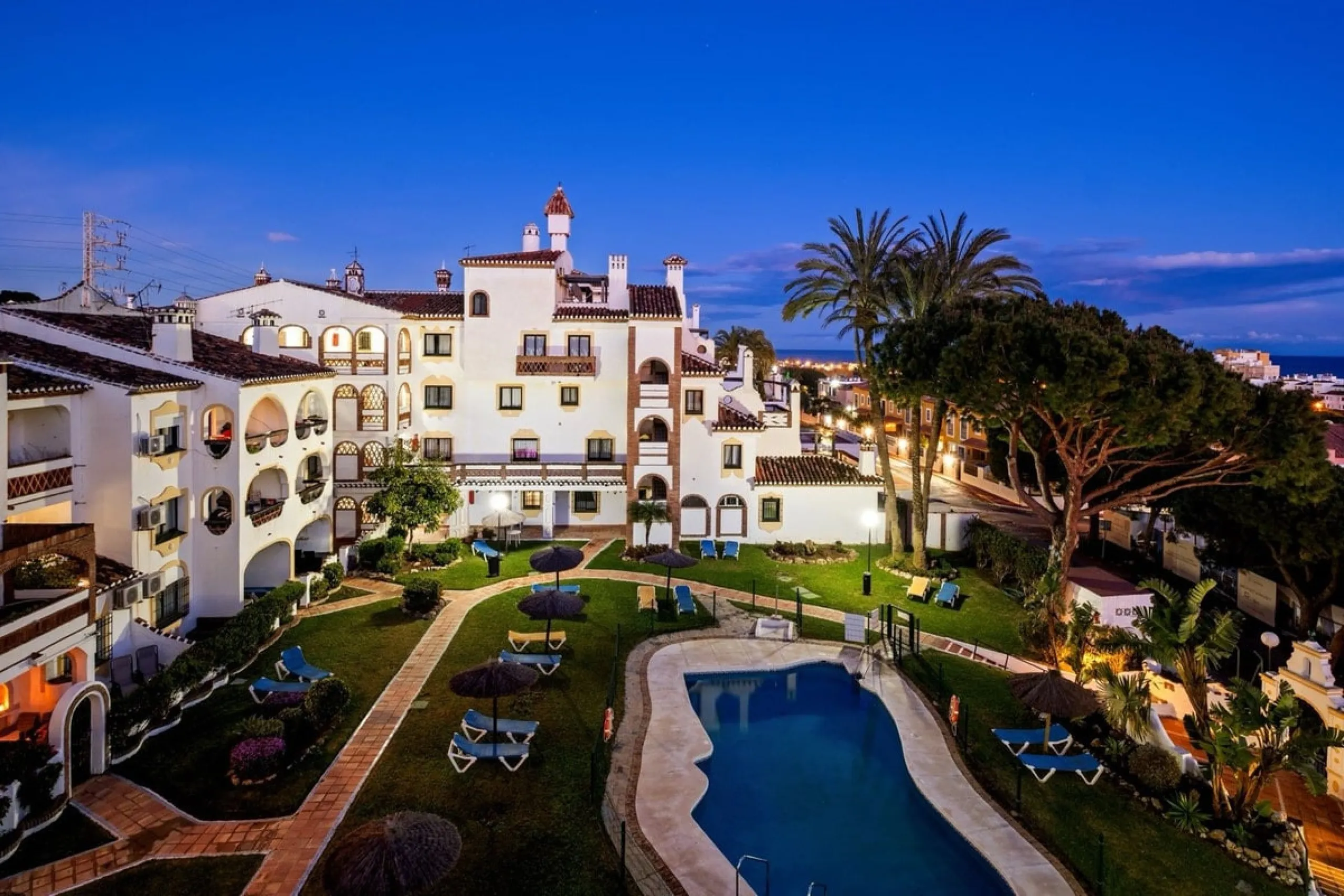 Welcome to this stunning 2-bedroom, 2-bathroom apartment in the heart of Calahonda! This prime example of modern living on the Costa del Sol offers a generous 93 sqm of living space, featuring two terraces with breathtaking views of the sea, garden, and c