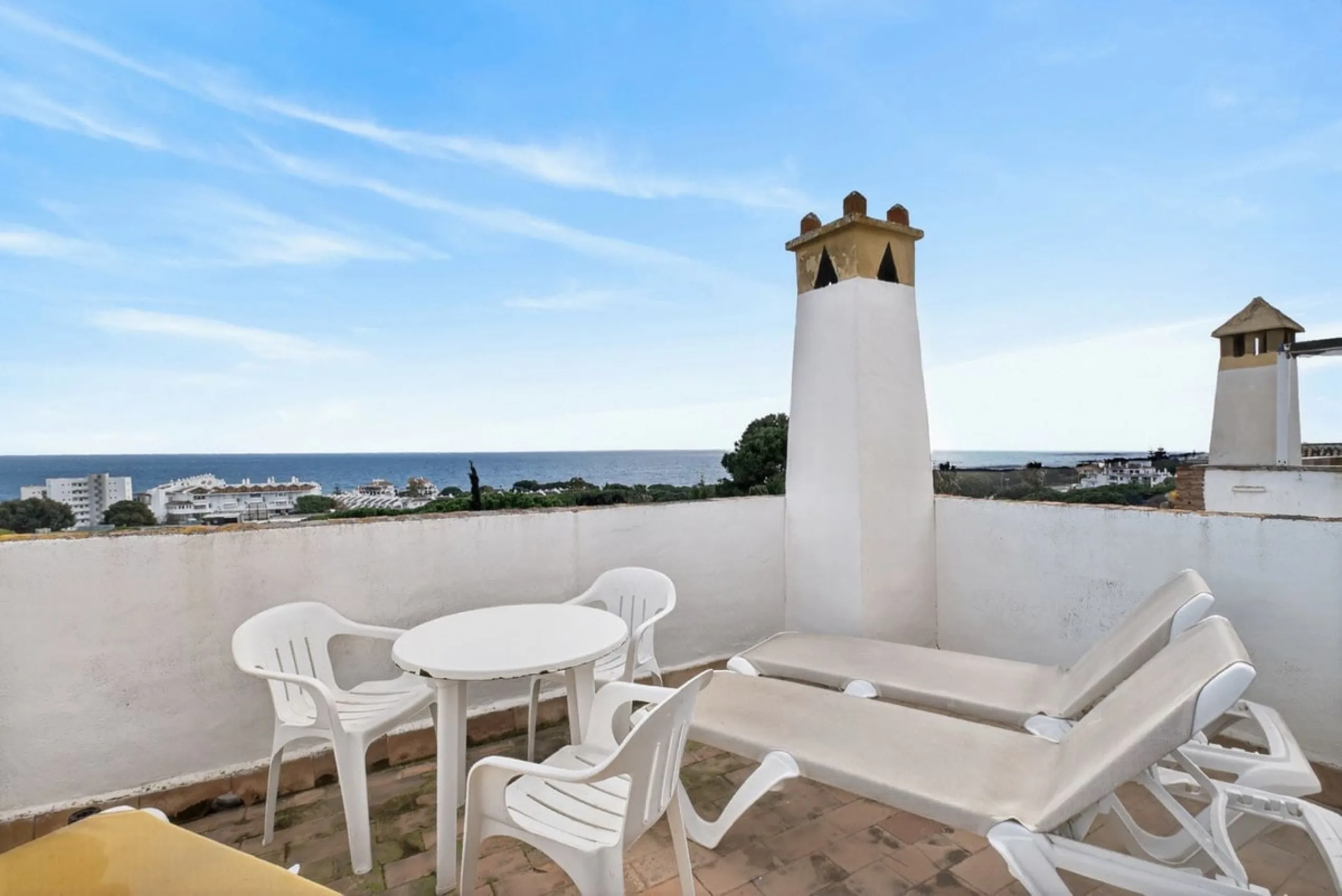 Welcome to this stunning 2-bedroom, 2-bathroom apartment in the heart of Calahonda! This prime example of modern living on the Costa del Sol offers a generous 93 sqm of living space, featuring two terraces with breathtaking views of the sea, garden, and c