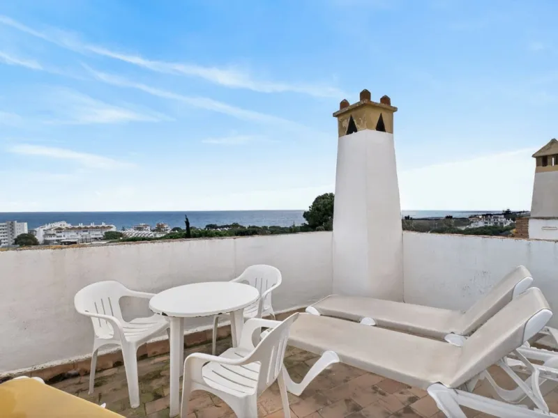 Welcome to this stunning 2-bedroom, 2-bathroom apartment in the heart of Calahonda! This prime example of modern living on the Costa del Sol offers a generous 93 sqm of living space, featuring two terraces with breathtaking views of the sea, garden, and c