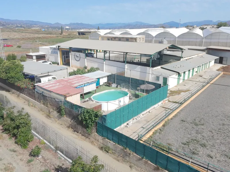 House - Finca - Cortijo в продаже в Málaga, Málaga. В доме 4 спален и 1 ванных комнат. Площадь дома 1777 м². Площадь участка 4000 м²