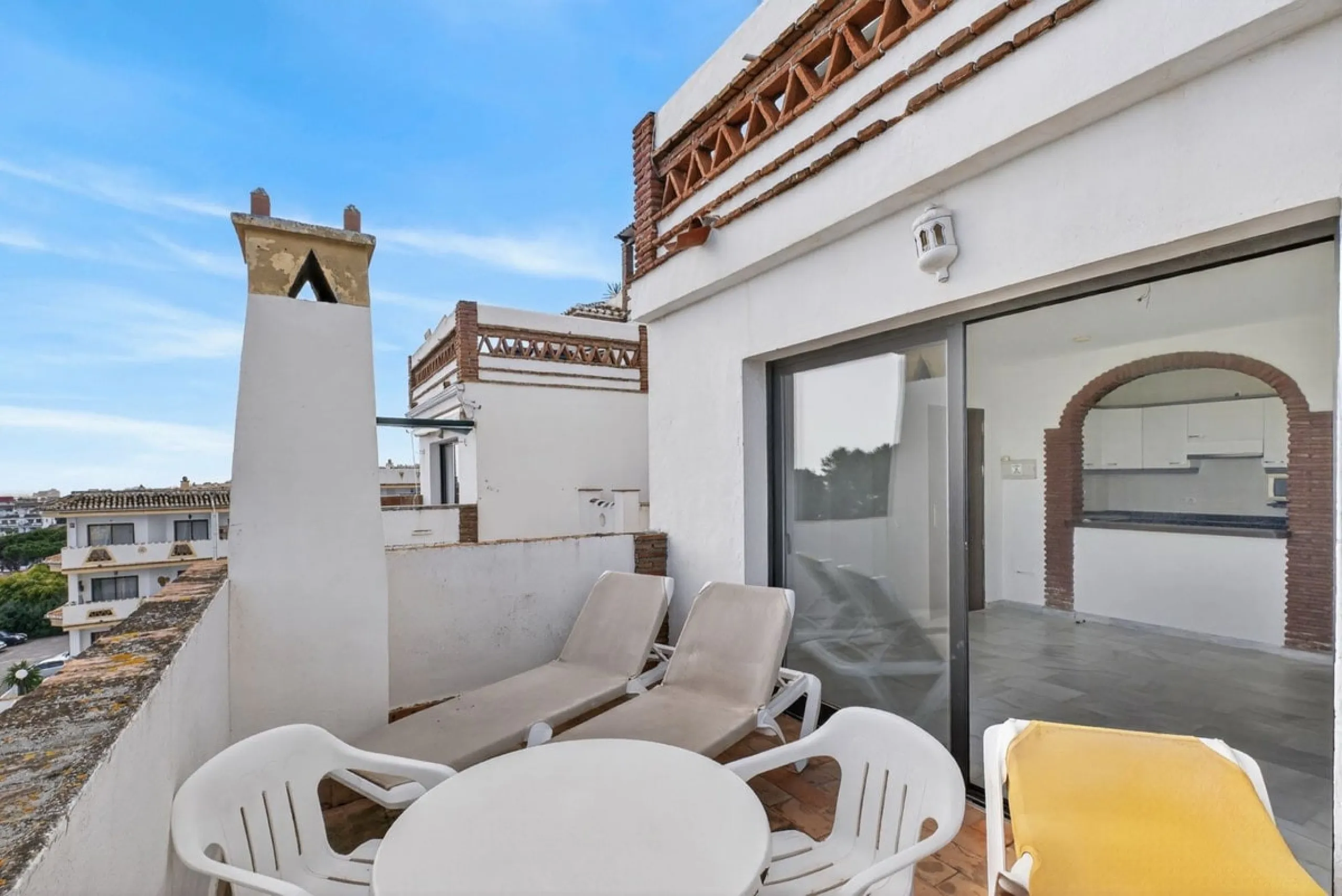 Welcome to this stunning 2-bedroom, 2-bathroom apartment in the heart of Calahonda! This prime example of modern living on the Costa del Sol offers a generous 93 sqm of living space, featuring two terraces with breathtaking views of the sea, garden, and c