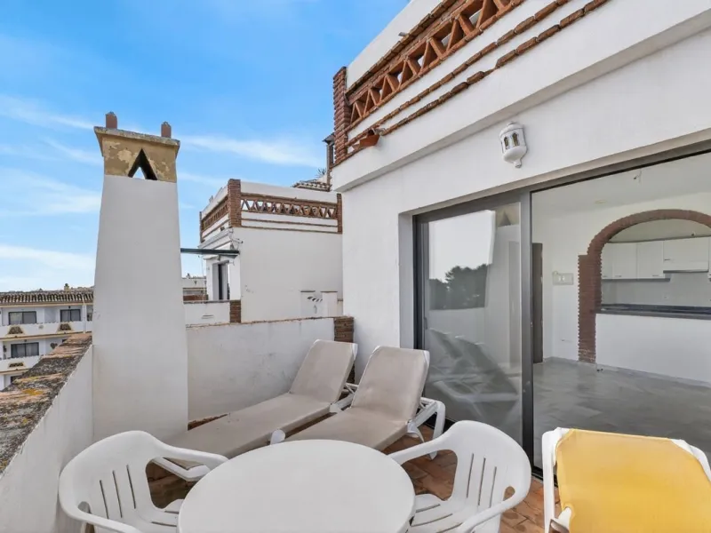 Welcome to this stunning 2-bedroom, 2-bathroom apartment in the heart of Calahonda! This prime example of modern living on the Costa del Sol offers a generous 93 sqm of living space, featuring two terraces with breathtaking views of the sea, garden, and c