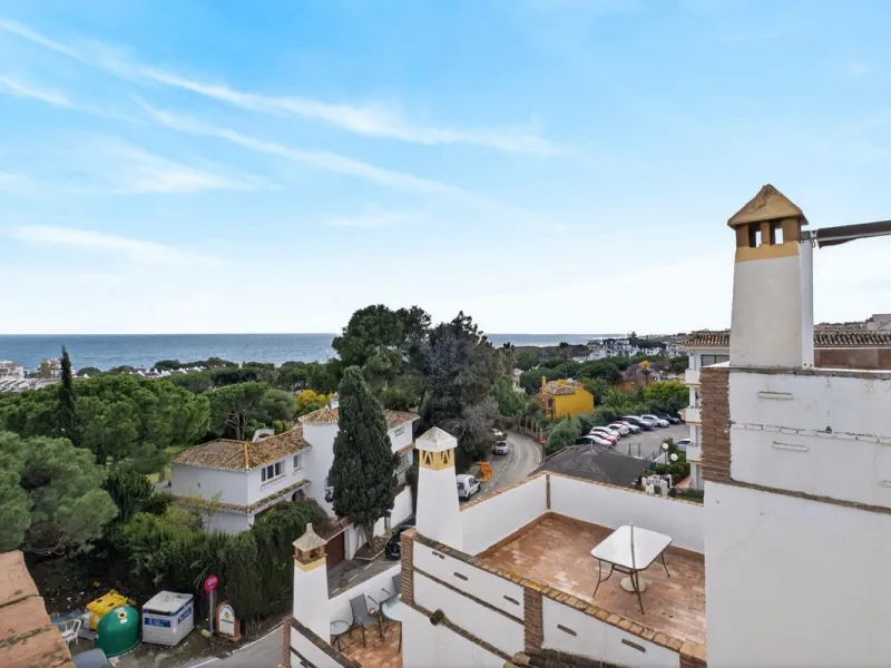 Welcome to this stunning 2-bedroom, 2-bathroom apartment in the heart of Calahonda! This prime example of modern living on the Costa del Sol offers a generous 93 sqm of living space, featuring two terraces with breathtaking views of the sea, garden, and c